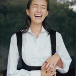 Shiori Sato Instagram - . 「SPUR」3月号 スマイルモード連載☺︎ 今月はモノトーン🦓 比較的白や黒は普段から近くにはいてくれていたのですが こんなにも背筋が伸びるモノトーンがあるだなんて 聞いていませんでした☕️ これからは、引き続き安心安定の色でいてもらいつつも ちょっときりっとした気持ちになれるアイテムとしても お世話になろうかと思います。 また、世界が広がった🕊️ #SPUR連載 #佐藤栞里のスマイルモード