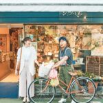 Shiori Sato Instagram - . 「BAILA」5月号 こ~んにちは~👐錦鯉さんをお招きした "父と上司と新生活着回し"アザーカットです🥛 商店街のみんなからも愛される自慢のおとうちゃんを長谷川さんに かっこよくて優しくてお仕事は完璧だけれど恋には奥手な上司を渡辺さんに あたたかく優しく演じていただきました！ 撮影の合間にはこんなお洋服初めて着たよと 1カット1カット終わるごとに ご自分の携帯で写真を撮っていた長谷川さん☺️ (どんな時に見返すのかな、参考にしてもらえるのかな🤭♡) どれもこれもお似合いだったけれど、 とくにスタッフさんからの歓声が大きかったコーデに対して こういうのも着てみようかな、お買い取りしようかなあと 本気で悩んでくれていた渡辺さん🥺 わたしはおふたりがお着替えをするたびに、 モテてモテて仕方なくなっちゃうよーー！と 毎カット心の中で叫んでおりました🪽 いつものピシッとしたスーツ姿の錦鯉さんも素敵だけれど ちょっとカジュアルで遊び心溢れるおふたりも さいっっこうですので、是非！！ と、と、と、とても可愛いですよう....！！！🥰