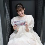 Shiori Sato Instagram - . せーのではじまる有吉の壁 顔を見合って、そこには優しい笑顔があって 会場の熱量を一気に感じながら いつものメンバーで そして駆けつけてくださったお客さんと一緒に 大きな大きな"壁"の声 あの場所にいたあの瞬間を見た全員が きっととびきり笑顔のタイトルコール。 いつもの有吉の壁を 今日はお客さんとみんなで みんなみんなで感謝を込めて🕊️ その光景だけで胸がいっぱいに、 たからものの一日に🫧 芸人さん壁スタッフのみなさん 最高の時間を共に作り上げてくれた壁ファンの皆さん 愛をたくさんありがとうございました！ また、次の夢に向かって☺️ 出番が終わった美炎のメイクオフの時間 さっきまでかっこよくて憧れできらっきらの姿から みんなどんどん可愛いおじさんになっていって すごーーく愛おしかった。笑 そうそう、これでしたこれでした🤭