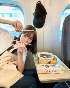 Shiori Sato Instagram - . 始発に乗って5分で大好物朝ごはん☺️ #牛たん弁当紐引っ張ったらあったかくなるやつ #中学の時教室でも食べてた柿の葉寿司🌿