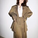 Shiori Sato Instagram - . 「SPUR」5月号 スマイルモード連載☺︎ 今月はセットアップを🦭 もともと大好きなアイテムで おしゃれさはもちろんのこと、 これさえ合わせておけば！という安心感もあって🐼 とは言えこーんなにも個性的なシルエットは少し勇気がいるけれど 新しい自分に出会えたり、いつもよりちょっと自信が持てたりして たまには大胆になっても良いかもしれないですね☺️ ...ここだけの話、 BALENCIAGAのジャケット 長田さんにぴったりそうだなーって思いながら くすくす撮影しておりました🤭笑