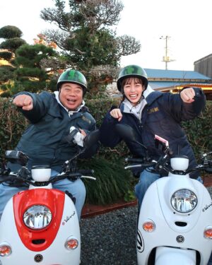 Shiori Sato Instagram - .
念願の出川さんとの旅ロケへ🛵
寒いから手袋してね、
ジャケットのボタンは閉めた方がいいからね、
ウィンカー消し忘れてるっ！
好きなものたくさん食べてね、
そして不意に可愛らしい言い間違いもあったりして
その度にみーんなが笑顔になって🤭
出川さんのお鼻は真っ赤っかだったけれど、笑
寒さなんて忘れちゃうくらい
それ以上に楽しいことを見つける方が断然多くて
一日中、しあわせな気持ちでした🕊️
突然にも関わらず快く充電させてくださった
おうちのみなさんにも感謝、感謝です。
優しさもたくさん沁みたな、あったかかったな🥰🍵

元日よる6時から放送の4時間スペシャル
「出川哲朗の充電させてもらえませんか？」
初笑いを出川さんといっしょに☺️
是非、観ていただけたら！

そしてあっという間に2023年も残りわずか。
みなさま今年も一年、
本当にありがとうございました☺︎
良いお年を、お迎えくださいね🌼