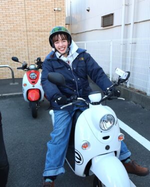 Shiori Sato Instagram - .
念願の出川さんとの旅ロケへ🛵
寒いから手袋してね、
ジャケットのボタンは閉めた方がいいからね、
ウィンカー消し忘れてるっ！
好きなものたくさん食べてね、
そして不意に可愛らしい言い間違いもあったりして
その度にみーんなが笑顔になって🤭
出川さんのお鼻は真っ赤っかだったけれど、笑
寒さなんて忘れちゃうくらい
それ以上に楽しいことを見つける方が断然多くて
一日中、しあわせな気持ちでした🕊️
突然にも関わらず快く充電させてくださった
おうちのみなさんにも感謝、感謝です。
優しさもたくさん沁みたな、あったかかったな🥰🍵

元日よる6時から放送の4時間スペシャル
「出川哲朗の充電させてもらえませんか？」
初笑いを出川さんといっしょに☺️
是非、観ていただけたら！

そしてあっという間に2023年も残りわずか。
みなさま今年も一年、
本当にありがとうございました☺︎
良いお年を、お迎えくださいね🌼