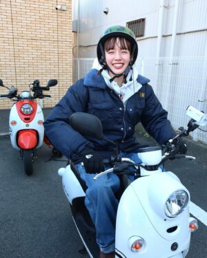 Shiori Sato Instagram - .
念願の出川さんとの旅ロケへ🛵
寒いから手袋してね、
ジャケットのボタンは閉めた方がいいからね、
ウィンカー消し忘れてるっ！
好きなものたくさん食べてね、
そして不意に可愛らしい言い間違いもあったりして
その度にみーんなが笑顔になって🤭
出川さんのお鼻は真っ赤っかだったけれど、笑
寒さなんて忘れちゃうくらい
それ以上に楽しいことを見つける方が断然多くて
一日中、しあわせな気持ちでした🕊️
突然にも関わらず快く充電させてくださった
おうちのみなさんにも感謝、感謝です。
優しさもたくさん沁みたな、あったかかったな🥰🍵

元日よる6時から放送の4時間スペシャル
「出川哲朗の充電させてもらえませんか？」
初笑いを出川さんといっしょに☺️
是非、観ていただけたら！

そしてあっという間に2023年も残りわずか。
みなさま今年も一年、
本当にありがとうございました☺︎
良いお年を、お迎えくださいね🌼