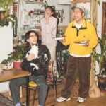 Shiori Sato Instagram - . 「BAILA」2•3月合併号🍛 同郷のハライチさんをお招きした "幼なじみの澤部くん岩井くんとルームシェア着回し" 選ぶのにとっても時間のかかったアザーカットを🕊️ 今回は、15年ぶりに上尾駅でばったり再会をして そこから3人でシェアハウスがはじまる物語🐈笑 撮影中、それぞれのカットでこの物語に合わせた ポージングやせりふをたくさん提案してくださって それがとってもおもしろくて楽しくて！ ほんとに3人で住めたらいいのに〜 これがタワレコのポスターになったらいいのに〜と どこまでも妄想が止まらなくなる撮影でした☺️