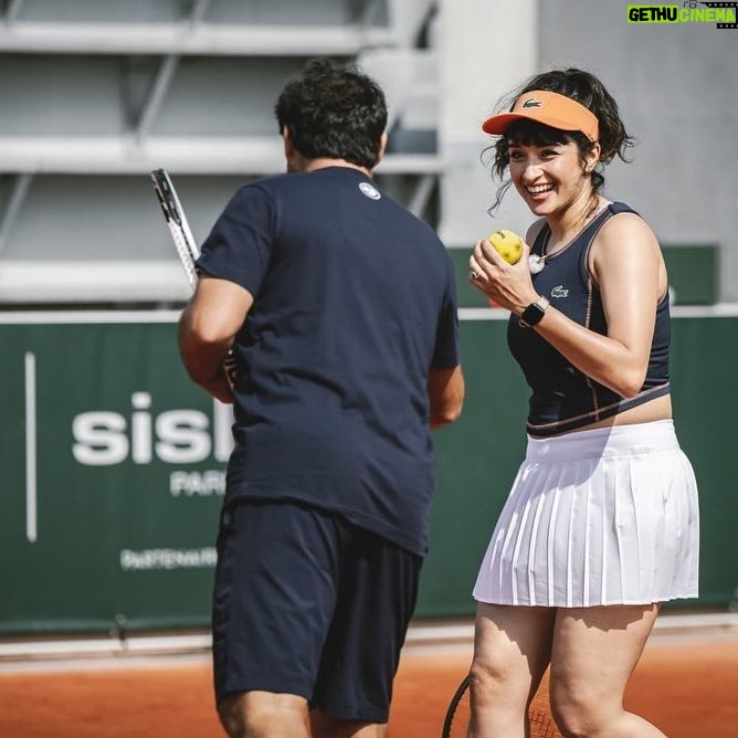 Shirine Boutella Instagram - Je ne remercierai jamais assez @fftennis et @sisleyparisofficial pour l’expérience folle que j’ai vécu ce 21 mai ! 3 entraînements intenses avec des pépites de coach.. les meilleurs : @tatianagolovin15 pour l’initiation avec un challenge « mur ».. pas évident. Je crois que c’était le plus chaud pcq c’est là où tu réalises à quel point t’es N U L L E (jamais touché une raquette avant ça) @mansourbahramiofficial pour la volée et un challenge « glacé » (c’est quelque chose…j’en dis pas plus ) et @severinebeltrame pour le jeu en double ou tu réalises que t’es quand même toujours nulle mais c’est mieux qu’avant. Les vidéos sont d’ailleurs dispo sur la chaîne YouTube officielle de @rolandgarros. Et je finis sur un match de pur kiff avec #SebastienGrosjean. Cerise sur le gâteau et surtout grande surprise ON GAGNE… improbable ! Une journée magique et malgré mes 2h30 de sommeil j’ai rien vu passer. Par contre j’ai tapé une nuit de 14h. Et 2eme cerise, on fait gagner un chèque de 5000 euros à l’association que je représentais : @enavanttoutes Bravo et merci à @julien__benneteau, @joycejonathan, @tatianagolovin15 @cesar_ofenbach ! 🎾 pur bonheur, pur plaisir.. m a g i q u e ! Serena.. I’m coming for you.