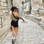 Shirine Boutella Instagram - Nice drop numero dos ☀️ 1. Ballade en famille 2. Petit verre le premier jour de tournage avec les collègues qui, a partir de ce moment, sont devenus des amis 3. Les collègues en question 4. Toujours stylés 5. Initiation au paddle, mal gonflé 6. Le sien aussi était pas assez gonflé mais il s’est bien mieux débrouillé qu’moi 7. @alunelacacahuete pas contente 8. Les chiens ont faim 9. J’ai tenté de garder la forme à Nice en allant au @studioreformerpilatesnice et c’était trop bien ! ♥️ #nice