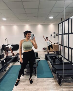 Shirine Boutella Instagram - Nice drop numero dos ☀️

1. Ballade en famille 
2. Petit verre le premier jour de tournage avec les collègues qui, a partir de ce moment, sont devenus des amis
3. Les collègues en question
4. Toujours stylés
5. Initiation au paddle, mal gonflé
6. Le sien aussi était pas assez gonflé mais il s’est bien mieux débrouillé qu’moi
7. @alunelacacahuete pas contente
8. Les chiens ont faim
9. J’ai tenté de garder la forme à Nice en allant au @studioreformerpilatesnice et c’était trop bien ! ♥️

#nice