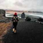 Shirine Boutella Instagram - Ce jour là j’ai trouvé le moyen de faire la gueule en Islande. En même temps c’était jour 5 et y avait plus de liquide vaisselle. Avouez que j’ai la plus belle des doudoune ! Merci @canadagoose 🌺 #Iceland #BlackSandBeach #RoadTrip