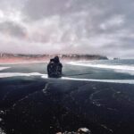 Shirine Boutella Instagram - Ce jour là j’ai trouvé le moyen de faire la gueule en Islande. En même temps c’était jour 5 et y avait plus de liquide vaisselle. Avouez que j’ai la plus belle des doudoune ! Merci @canadagoose 🌺 #Iceland #BlackSandBeach #RoadTrip
