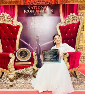 Shivika Rishi Instagram - Golden night with this golden piece🏆✨…National icon award for my role in Khichdi 2
Can’t thank you enough 🫶🫶

#awards #instalike #fashionstyle #achievements #exploremore #featuredmodel #awardshow #influencer