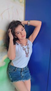 Shivika Rishi Instagram - Tere bina…🌸✨ #instagram #reelsindia #terebina #viewsforviews #viralvideos #explorepage #dancereels #openhair #bluedenim