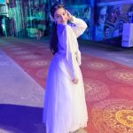 Shivika Rishi Instagram - Golden night with this golden piece🏆✨…National icon award for my role in Khichdi 2 Can’t thank you enough 🫶🫶 #awards #instalike #fashionstyle #achievements #exploremore #featuredmodel #awardshow #influencer