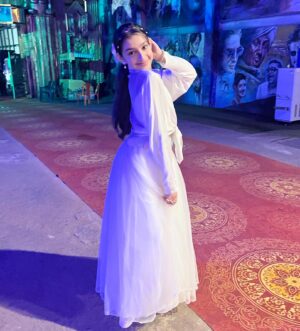 Shivika Rishi Instagram - Golden night with this golden piece🏆✨…National icon award for my role in Khichdi 2
Can’t thank you enough 🫶🫶

#awards #instalike #fashionstyle #achievements #exploremore #featuredmodel #awardshow #influencer