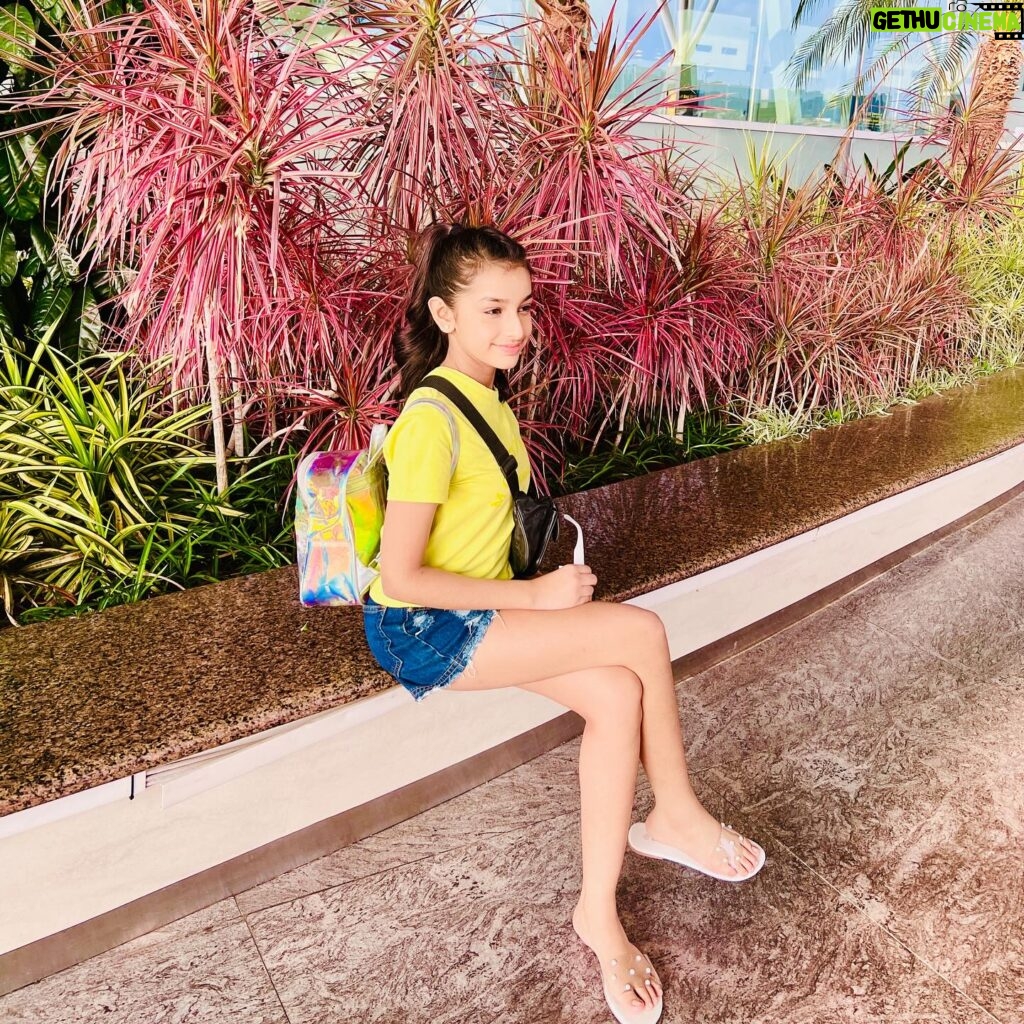 Shivika Rishi Instagram - ⛱️🍃🍂🔆🎈 #instagram #fashionblogger #airport #cute #explore #pose #newpost