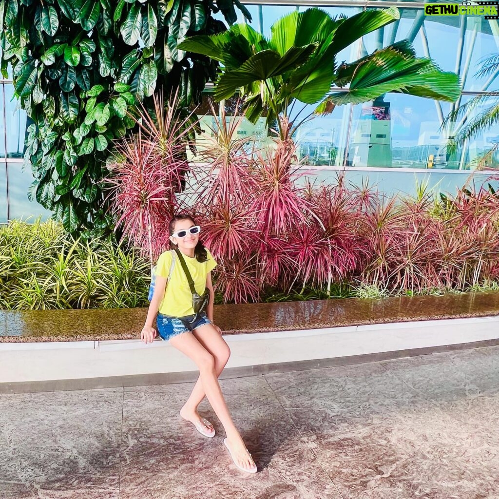 Shivika Rishi Instagram - ⛱️🍃🍂🔆🎈 #instagram #fashionblogger #airport #cute #explore #pose #newpost