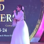 Shivika Rishi Instagram - Golden night with this golden piece🏆✨…National icon award for my role in Khichdi 2 Can’t thank you enough 🫶🫶 #awards #instalike #fashionstyle #achievements #exploremore #featuredmodel #awardshow #influencer