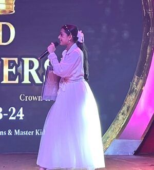 Shivika Rishi Instagram - Golden night with this golden piece🏆✨…National icon award for my role in Khichdi 2
Can’t thank you enough 🫶🫶

#awards #instalike #fashionstyle #achievements #exploremore #featuredmodel #awardshow #influencer