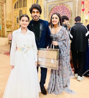 Shivika Rishi Instagram - Golden night with this golden piece🏆✨…National icon award for my role in Khichdi 2
Can’t thank you enough 🫶🫶

#awards #instalike #fashionstyle #achievements #exploremore #featuredmodel #awardshow #influencer
