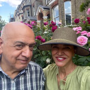 Shohreh Aghdashloo Instagram - Happy Birthday Shahram, my dear brother, the light of my eye. 

Wish you a year full of blessings and happiness. ❤️😘🌹🌹🌹🌹🎂 🥳 🎉 

Time really flies fast…

برادر عزیزم، شهرام جان، نور چشمانم. تولدت مبارک. سالی سرشار از سلامتی و شادی را برایت آرزو دارم. به امید دیدار روی ماه ات. ❤️😘🥰

زمان چقدر زود میگذره. انگار همین دیروز بود