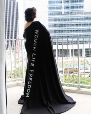 Shohreh Aghdashloo Instagram - With special thanks to Vanity Fair and to Kevan Hall for designing this beautiful dress that carries the message of the brave Iranian freedom fighters.

با تشکر ویژه از Vanity Fair و Kevan Hall برای طراحی این لباس زیبا که پیام جنگجویان شجاع آزادی ایران را حمل می کند.

👗: @kevanhalldesign
💎: @matturijewellery 
👜: @tods
💇🏻‍♀️: @lovetaije
💄: @drodbeauty 
📷: @kjohn_lasoul
Stylist: @svint.jvmes

#Oscars95 #VanityFairParty #WomanLifeFreedom