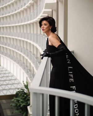Shohreh Aghdashloo Instagram - With special thanks to Vanity Fair and to Kevan Hall for designing this beautiful dress that carries the message of the brave Iranian freedom fighters.

با تشکر ویژه از Vanity Fair و Kevan Hall برای طراحی این لباس زیبا که پیام جنگجویان شجاع آزادی ایران را حمل می کند.

👗: @kevanhalldesign
💎: @matturijewellery 
👜: @tods
💇🏻‍♀️: @lovetaije
💄: @drodbeauty 
📷: @kjohn_lasoul
Stylist: @svint.jvmes

#Oscars95 #VanityFairParty #WomanLifeFreedom