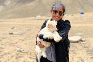 Shraddha Gautam Instagram - 2022, you brought me so much joy!
1. I ran a run in Ladakh and held this kid!
2. I saw myself on the big screen!!
3. I wrote that on day 1, shot 1 of the movie, on the set!
4. I turned to farming this year!!
5. I performed  with my idol & mentor @dariussunawala! 🥹
6. I got back to theatre with The Gentlemen
7. I watched the most amazing sunset in Udaipur!
8. My Bougainvillea survived the year!!!
9. I performed for the most amazing people, so much stand up this year and the last one for the year was for the First Family of Dharmasthala! Whaaaa!!!😇
10. Good Money I made this year 😁
#2022