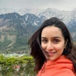 Shraddha Kapoor Instagram - Kiski mazaal hai mujhe pahadon se vaapis le jaye ???