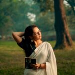 Shreema Bhattacherjee Instagram – তোমায় ছুঁতে চাওয়ার মুহুর্তরা
কে জানে, কী আবেশে দিশাহারা!

চিত্র গ্রাহক @rehan_chakraborty_official ✨