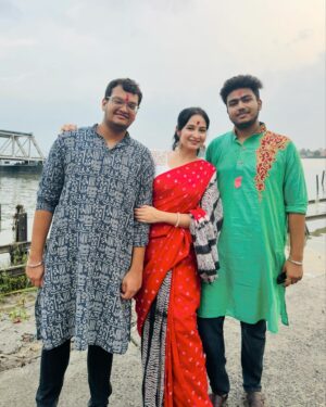 Shreema Bhattacherjee Instagram - বড়মা’র অন্নকূট মহোৎসব ১৪৩১❤️

জয় বড় মা🌺
মঙ্গল কর সবার🙏🏻