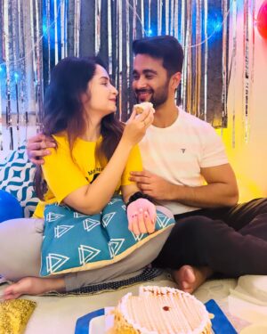 Shreema Bhattacherjee Instagram - কাল রাত তখন ঠিক বারোটা🙈আয়োজন একেবারে এলাহি❤️
জন্ম হয়েছিল বহুকাল আগে তবুও সেই খুশি কমেনি প্রিয় মানুষ গুলোর
ধন্যবাদ @officialindranil @lisaachatterjee ❤️❤️❤️