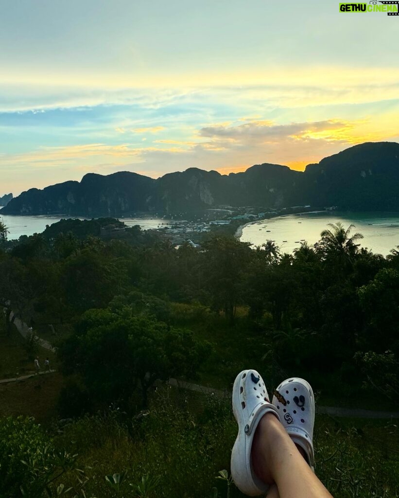 Shreema Bhattacherjee Instagram - Chasing sunsets and sipping on sunshine.🌞🏖️🌊 #sunset #phiphiisland #phiphiviewpoint #blessed #omnamahshivaya