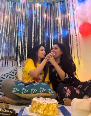 Shreema Bhattacherjee Instagram - কাল রাত তখন ঠিক বারোটা🙈আয়োজন একেবারে এলাহি❤️
জন্ম হয়েছিল বহুকাল আগে তবুও সেই খুশি কমেনি প্রিয় মানুষ গুলোর
ধন্যবাদ @officialindranil @lisaachatterjee ❤️❤️❤️