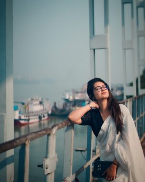 Shreema Bhattacherjee Instagram - শৈশবের খুব প্রিয় গান…
আজও নিজের অজান্তেই গুনগুন করছিলাম তাই ভাবলাম এই ছবিটার সাথে পোস্ট করি❤️✨

ক্যামেরার ওই পারে @rehan_chakraborty_official 🌻