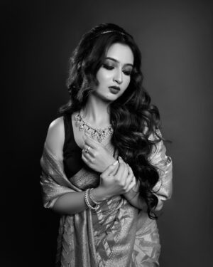 Shreema Bhattacherjee Instagram - তবুও তোমায় চাই❤️

Makeup @ripika_das 💕
Hair @rohini_aich_rohh 💕
Styling @rudra_saha_official 💕
Cam @soumya_singha_photography 💕
