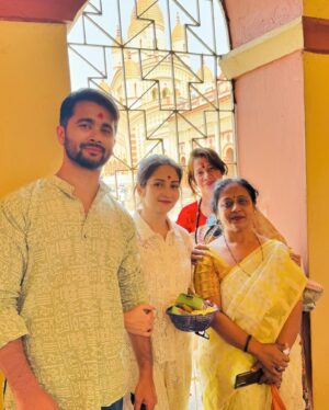 Shreema Bhattacherjee Instagram - মায়ের আশীর্বাদে দিনের শুরু❤️

 @bhattacharjeeshuvadeep @officialindranil