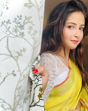 Shreema Bhattacherjee Instagram - Wearing sunshine on a cloudy day.🌻

📸 @saptarsi_ghosh 

#saraswatipuja #saree #valentineday