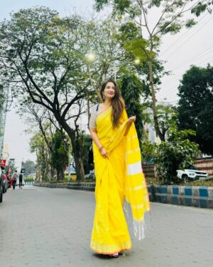 Shreema Bhattacherjee Instagram - Wearing sunshine on a cloudy day.🌻

📸 @saptarsi_ghosh 

#saraswatipuja #saree #valentineday