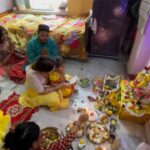 Shreema Bhattacherjee Instagram - বাড়ির পুজো প্রতিবছর করলেও এই বছর প্রথম বন্ধুর বাড়িতেও পুজো করলাম,ঠাকুরমশাইয়ের অভাবে আমাকেই ছোট্ট সরস্বতীর হাতেখড়ি দেওয়াতে হলো। মা এর আরাধনায় ভুলত্রুটি থাকলে মা তার সন্তানকে নিশ্চই ক্ষমা করে দেবেন শুভ বসন্ত পঞ্চমী💛🌻