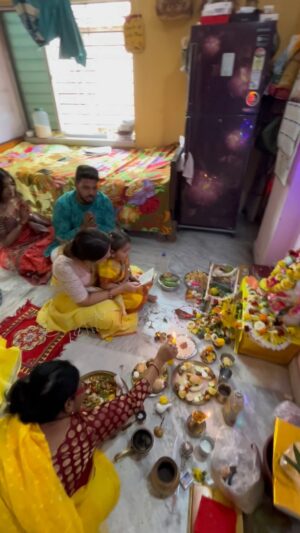 Shreema Bhattacherjee Instagram - বাড়ির পুজো প্রতিবছর করলেও এই বছর প্রথম বন্ধুর বাড়িতেও পুজো করলাম,ঠাকুরমশাইয়ের অভাবে আমাকেই ছোট্ট সরস্বতীর হাতেখড়ি দেওয়াতে হলো।
মা এর আরাধনায় ভুলত্রুটি থাকলে মা তার সন্তানকে নিশ্চই ক্ষমা করে দেবেন
শুভ বসন্ত পঞ্চমী💛🌻
