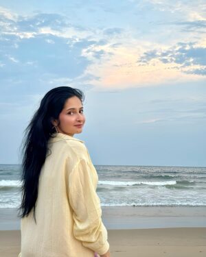 Shreema Bhattacherjee Instagram - In my soft girl era,🌻

I want all the love, peace, and happiness. I will not deal with anything or anyone that stresses me or brings negativity into my life……🤞🏻

#sunset #blessed #beyourself #beach #thankyouuniverse