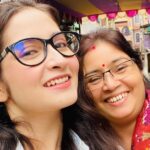 Shreema Bhattacherjee Instagram - প্রথম ছবিতে আমার মুখশ্রী দেখলেই বোঝা যাবে ,খুব চিন্তিত আমি! তখন মার খেয়ে ছবি তুলতে হতো 🥲বড় হলেও তাই হবে ভেবে!😅 কিন্তু না বড় হয়ে যার কাছে সব চেয়ে বেশি ধোলাই খেয়েছি তার সাথে বেশ মজায় ছবি তুলেছি ,উল্টে ওনাকে ছবি তুলতে বলতে হয় বার বার। ভালোবাসি মা। আজ কাল রোজ সবসময়❤️ মাঝে মাঝে আমিও একটু রেগে যাই নানান কারণে, কিন্তু যেই তুমি বুঝিয়ে বল সব রাগ চলে যায়। সময় চলে যাচ্ছে , অদ্ভুত একটা ভয় কাজ করে এখন ,তাই হয়ত সব কাজের শেষে বাড়ি ফিরে তোমার কোল টা বড্ড ভালোবাসি❤️ #happymothersday #jaymatadi 😅😅😅😘😘
