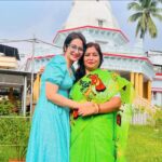 Shreema Bhattacherjee Instagram - প্রথম ছবিতে আমার মুখশ্রী দেখলেই বোঝা যাবে ,খুব চিন্তিত আমি! তখন মার খেয়ে ছবি তুলতে হতো 🥲বড় হলেও তাই হবে ভেবে!😅 কিন্তু না বড় হয়ে যার কাছে সব চেয়ে বেশি ধোলাই খেয়েছি তার সাথে বেশ মজায় ছবি তুলেছি ,উল্টে ওনাকে ছবি তুলতে বলতে হয় বার বার। ভালোবাসি মা। আজ কাল রোজ সবসময়❤️ মাঝে মাঝে আমিও একটু রেগে যাই নানান কারণে, কিন্তু যেই তুমি বুঝিয়ে বল সব রাগ চলে যায়। সময় চলে যাচ্ছে , অদ্ভুত একটা ভয় কাজ করে এখন ,তাই হয়ত সব কাজের শেষে বাড়ি ফিরে তোমার কোল টা বড্ড ভালোবাসি❤️ #happymothersday #jaymatadi 😅😅😅😘😘