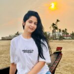 Shreema Bhattacherjee Instagram – Sambhale sambhalta nahi ye dil
Kuch pyaar mein baat aisi hai❣️

#sunset #blessed #beyourself #nomakeupday #beach #thankyouuniverse