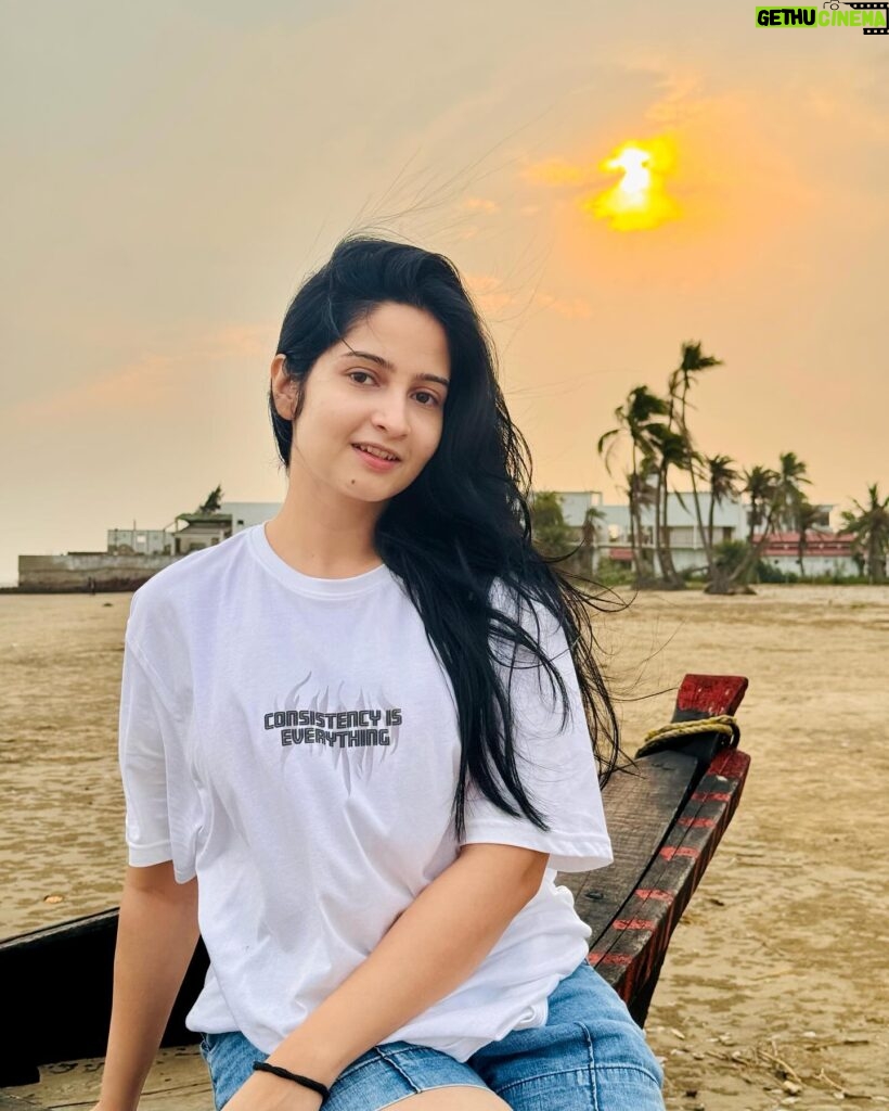 Shreema Bhattacherjee Instagram - Sambhale sambhalta nahi ye dil Kuch pyaar mein baat aisi hai❣️ #sunset #blessed #beyourself #nomakeupday #beach #thankyouuniverse
