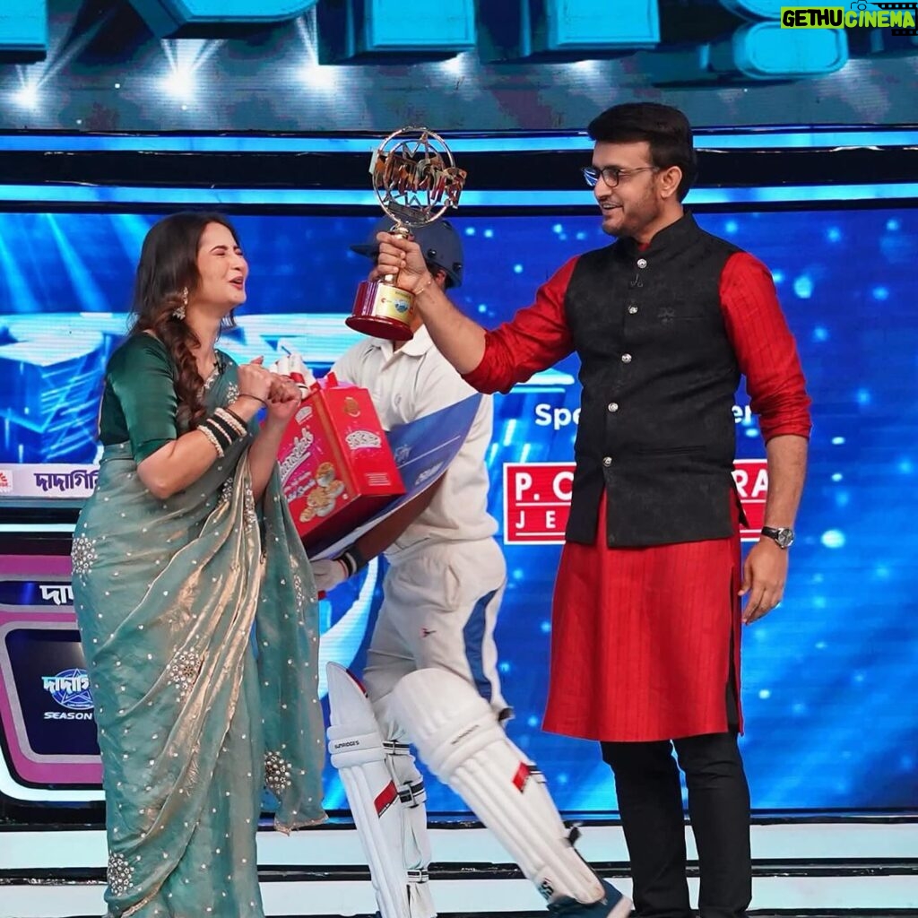 Shreema Bhattacherjee Instagram - And just like that 2024 started with a bang! Winning dadagiri was always a dream come true. Thank you universe ❤️🕉️✨ #dadagiri #zeebangla #blessed #winner #2024 #shreemabhattacherjee #1111 @zeebanglaofficial ❤️ 🥻 @shimontinii ✨ Styling @subrata4462 ✨🤍