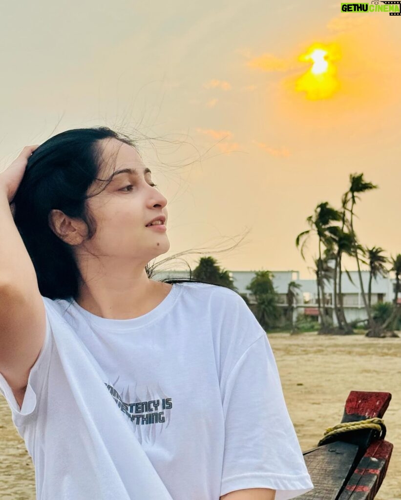 Shreema Bhattacherjee Instagram - Sambhale sambhalta nahi ye dil Kuch pyaar mein baat aisi hai❣️ #sunset #blessed #beyourself #nomakeupday #beach #thankyouuniverse