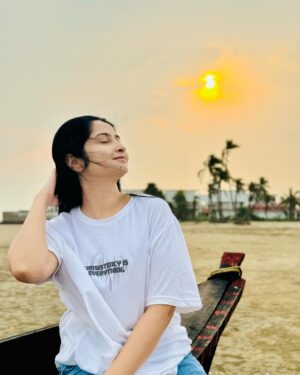 Shreema Bhattacherjee Instagram - Sambhale sambhalta nahi ye dil
Kuch pyaar mein baat aisi hai❣️

#sunset #blessed #beyourself #nomakeupday #beach #thankyouuniverse