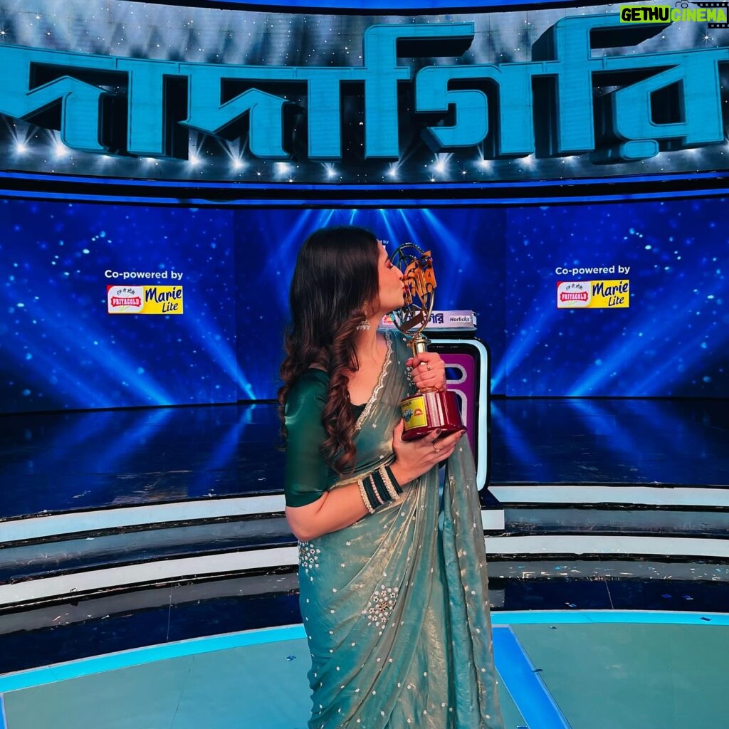 Shreema Bhattacherjee Instagram - And just like that 2024 started with a bang! Winning dadagiri was always a dream come true. Thank you universe ❤️🕉️✨ #dadagiri #zeebangla #blessed #winner #2024 #shreemabhattacherjee #1111 @zeebanglaofficial ❤️ 🥻 @shimontinii ✨ Styling @subrata4462 ✨🤍