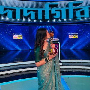 Shreema Bhattacherjee Instagram - And just like that 2024 started with a bang! 
Winning dadagiri was always a dream come true.
Thank you universe ❤️🕉️✨

#dadagiri #zeebangla #blessed #winner #2024 #shreemabhattacherjee #1111 

@zeebanglaofficial ❤️

🥻 @shimontinii ✨
Styling @subrata4462 ✨🤍